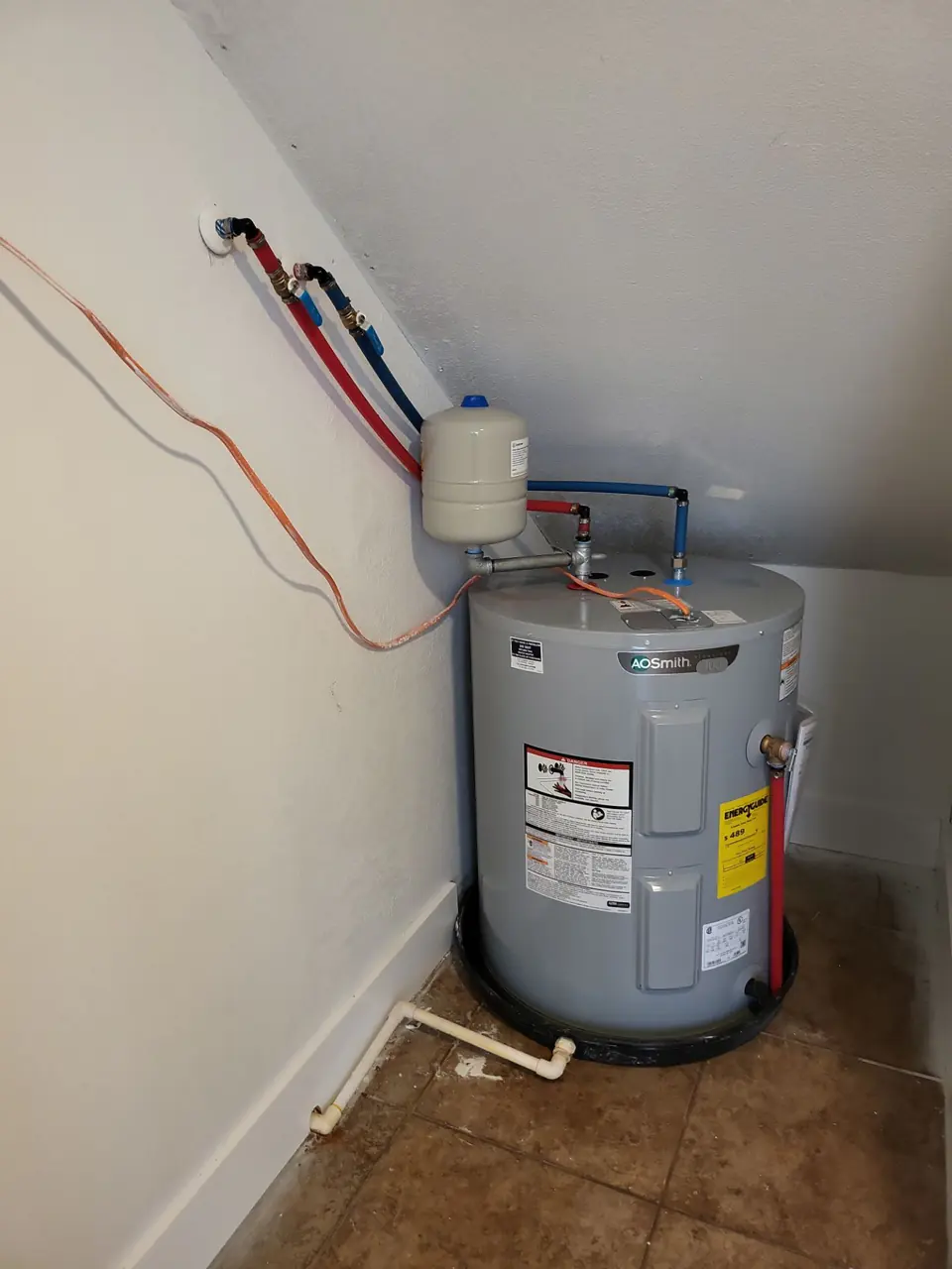 Water heater installation completed by Honey Bee Plumbing